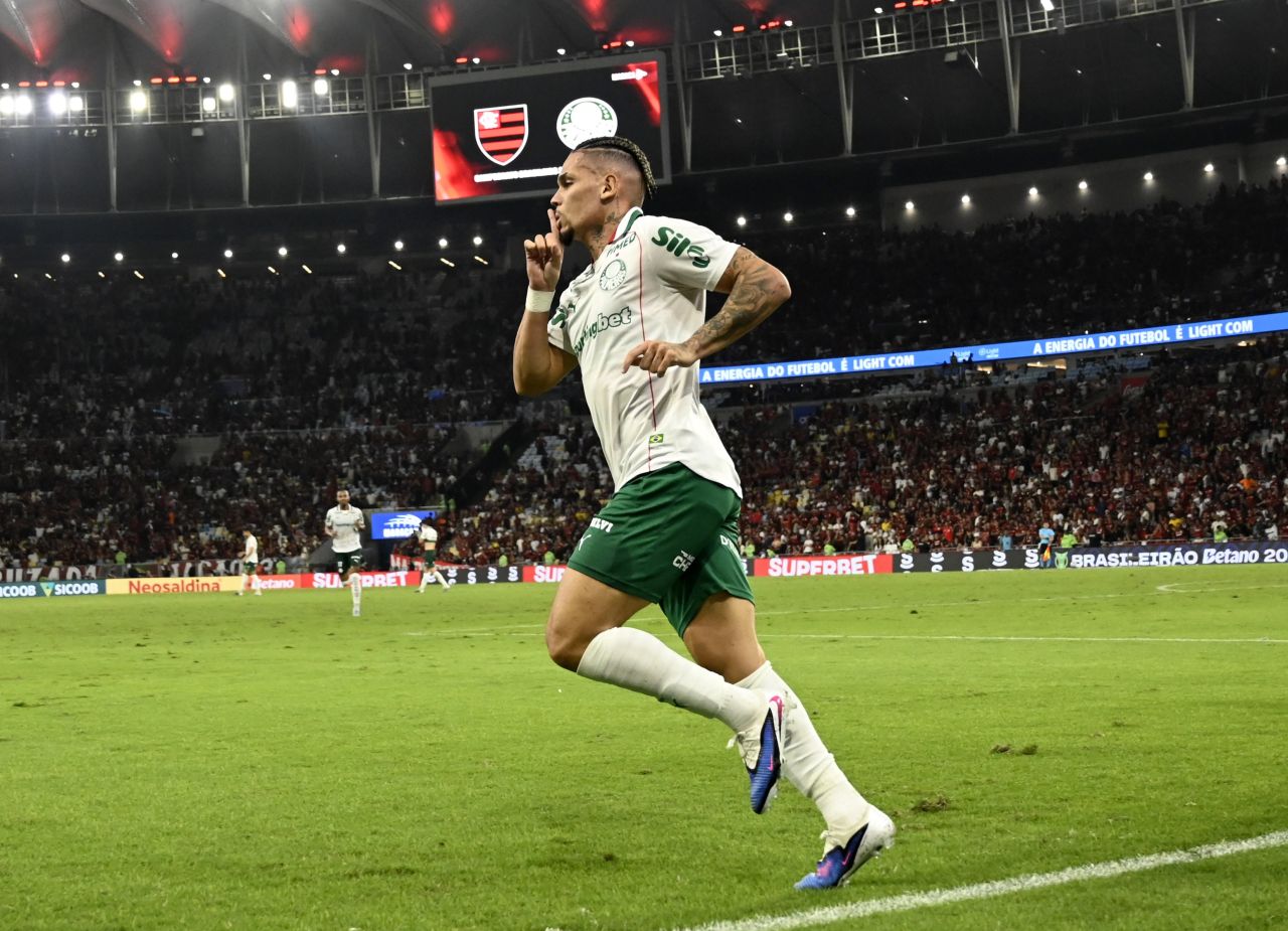 Paulinho comemora gol no Maracanã