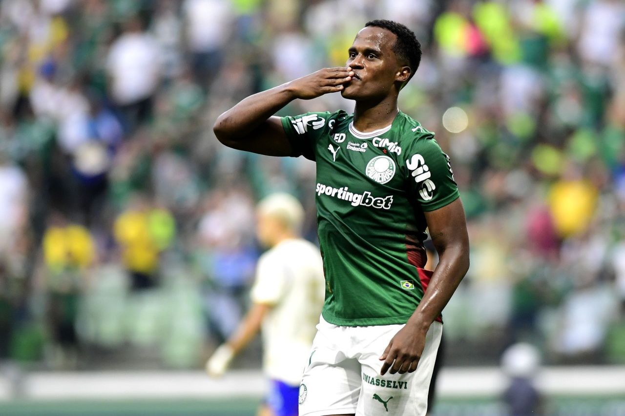 Jhon Arias comemorando gol