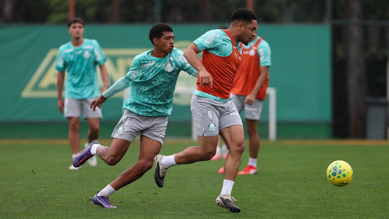 Vitor Roque em treino do Palmeiras