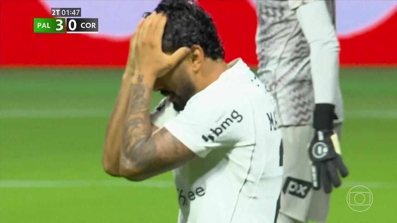 Barboza comemora gol do Palmeiras contra o Corinthians