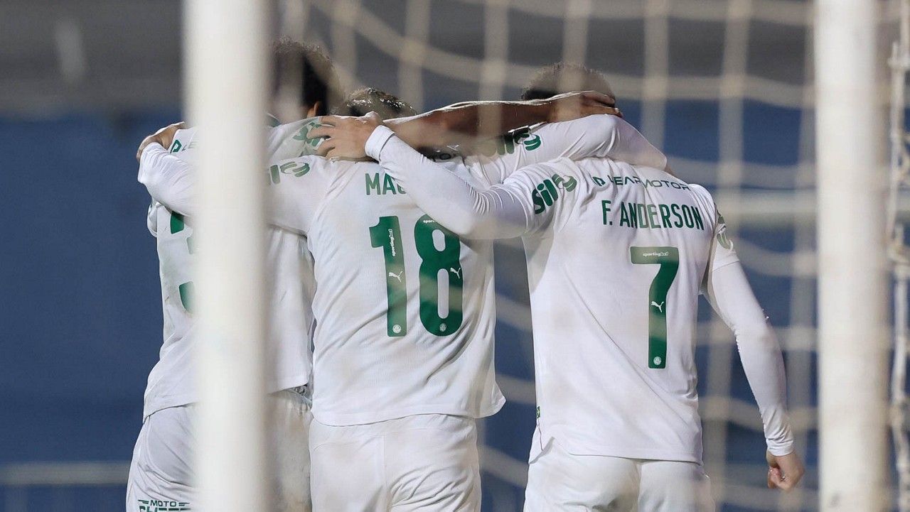 Jogadores do Palmeiras comemorando gol contra o Jacuipense em Londrina