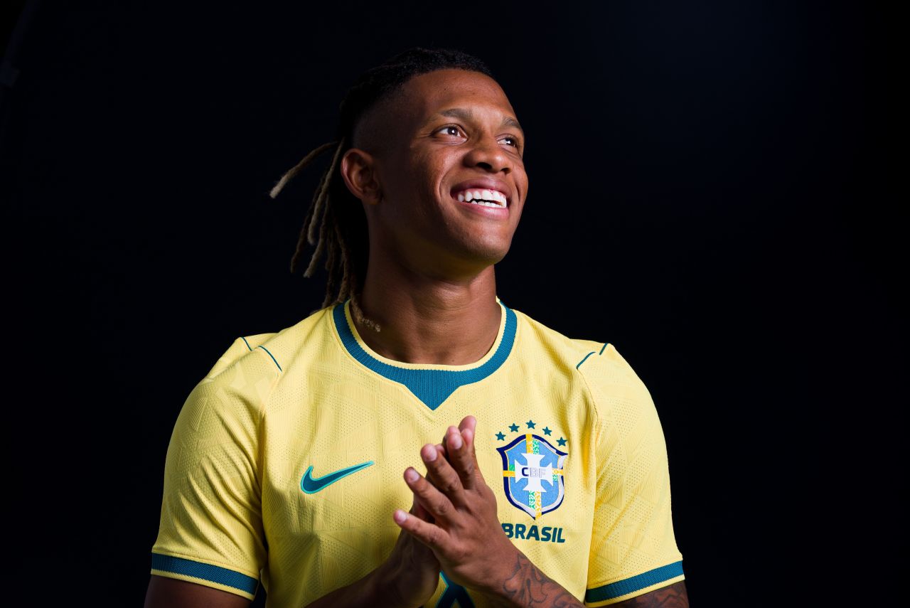 Danilo com uniforme da seleção brasileira