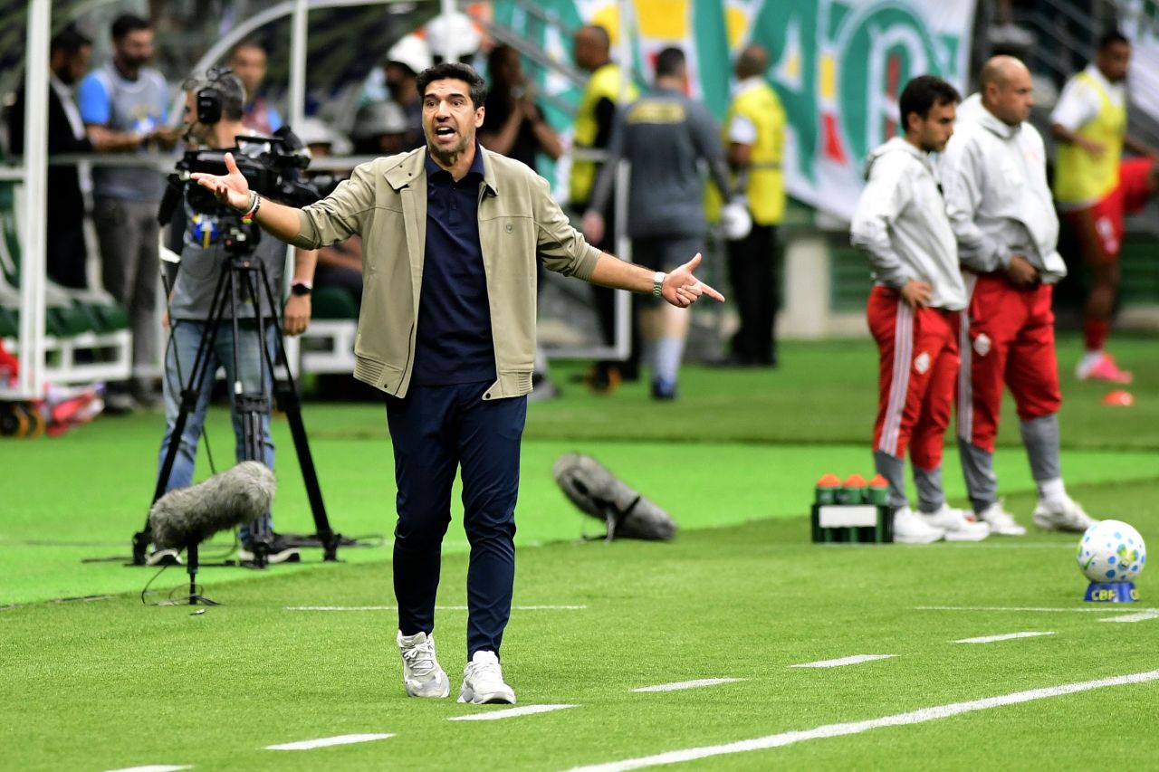 Abel Ferreira no banco durante Palmeiras x Internacional no Nubank Parque