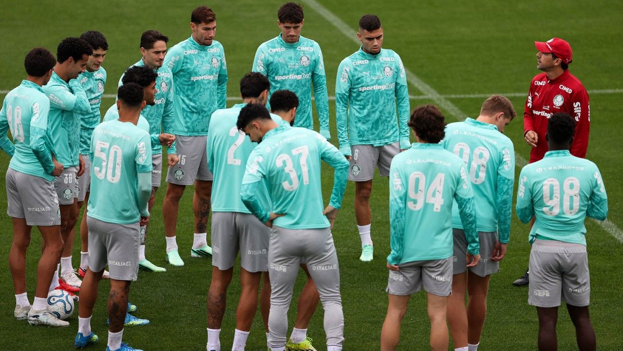 Abel Ferreira conversando com jogadores durante treino