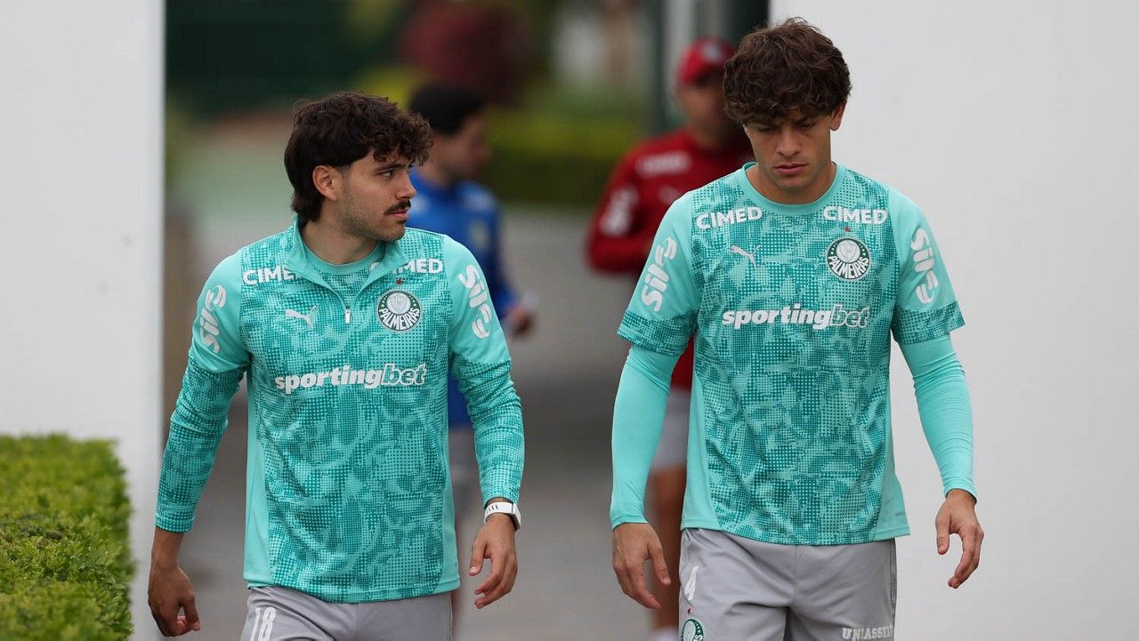 Mauricio e Giay antes do treino do Palmeiras na Academia de Futebol