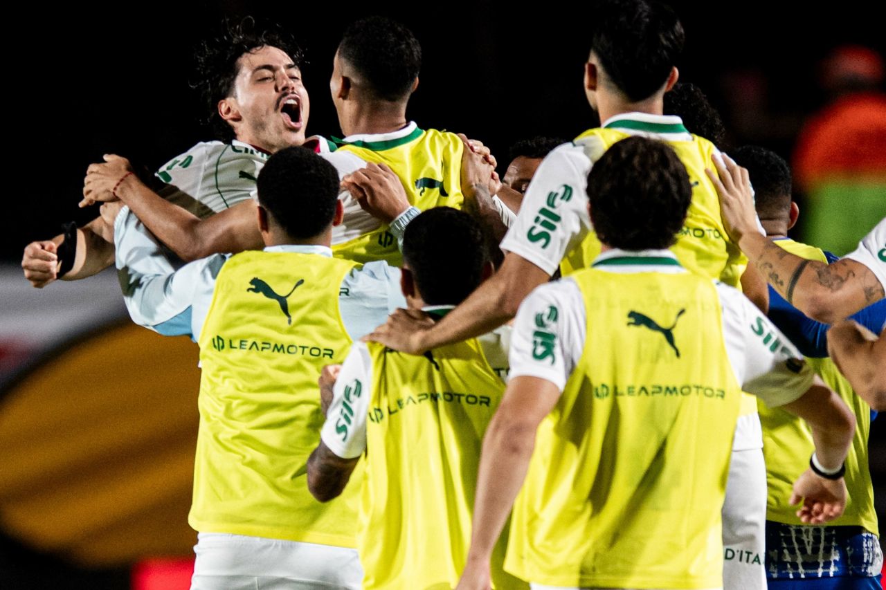 Jogador do Palmeiras comemorando gol no Barradão