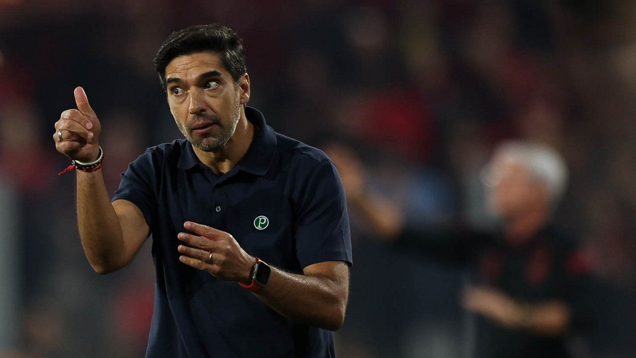 Abel Ferreira observando a partida na Arena da Baixada