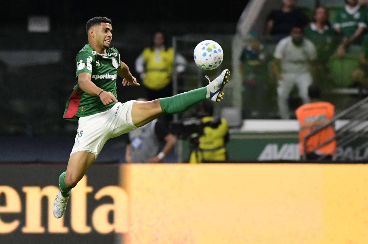 Arthur, lateral-esquerdo do Palmeiras, em ação em campo