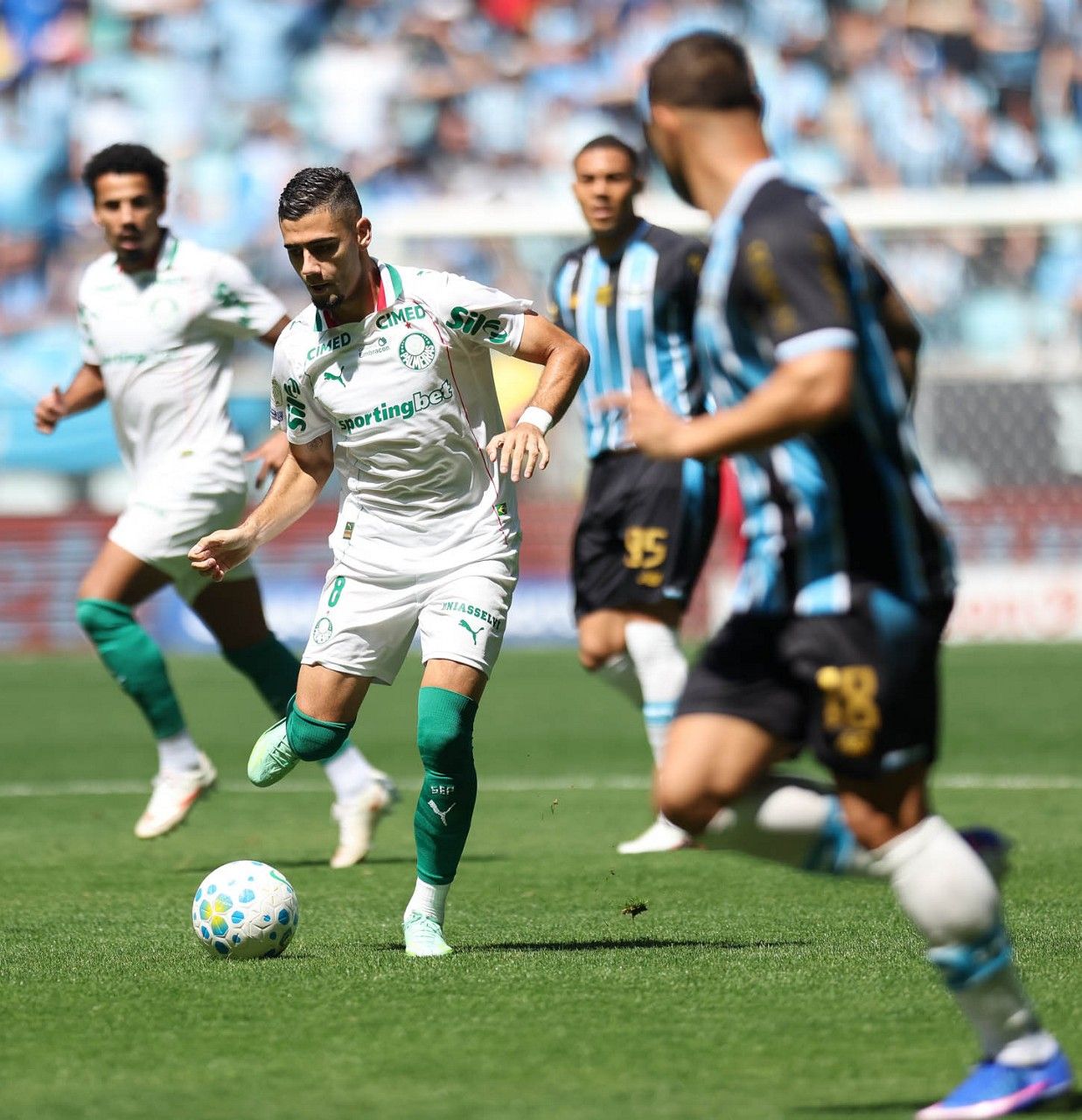 Arias em disputa de bola contra o Grêmio