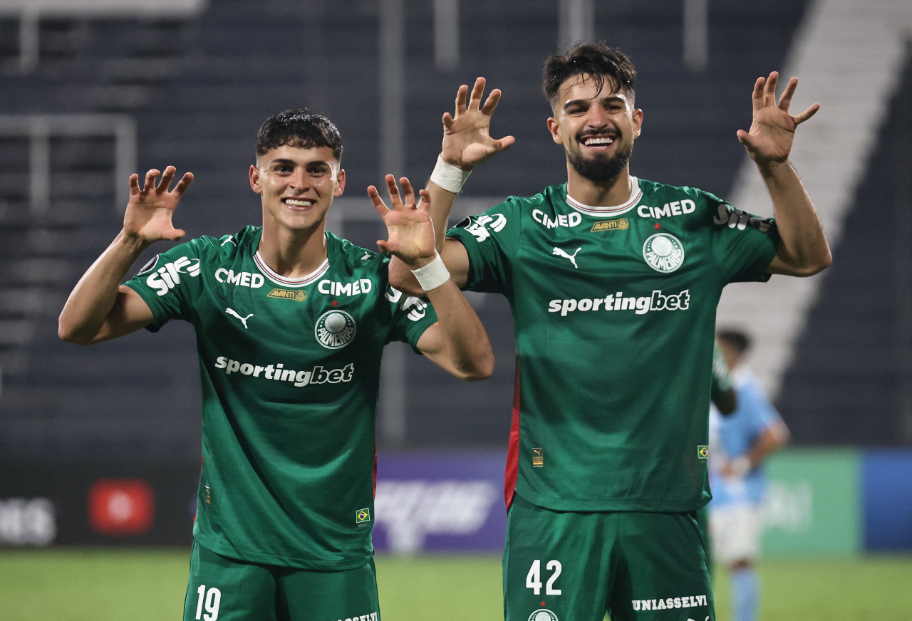 Jogadores do Palmeiras comemoram gol em Lima
