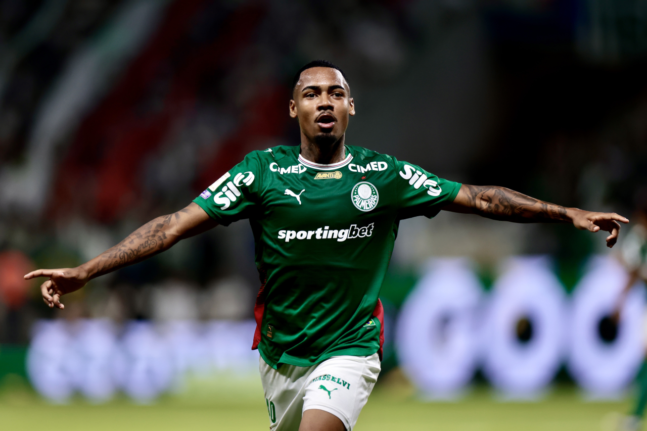 Jogadores do Palmeiras em ação contra o Santos no Allianz Parque