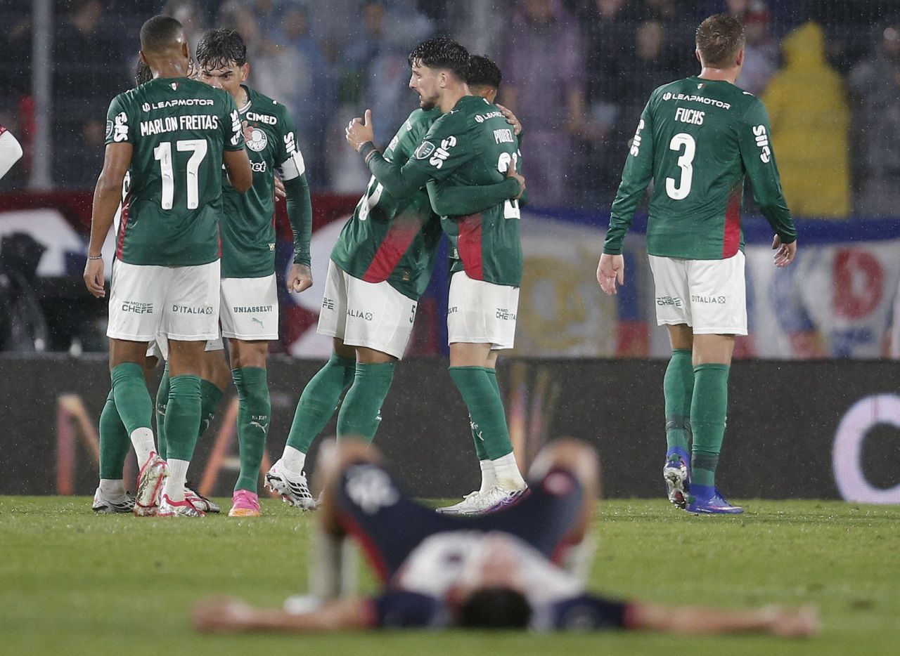 Gustavo Gómez cabeceia para o gol