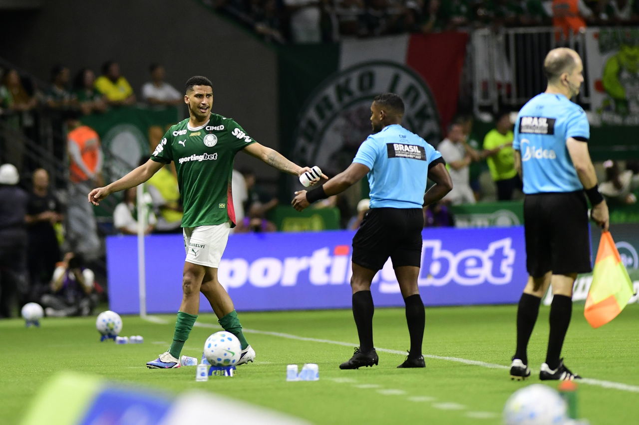 Murilo expulso em partida do Palmeiras