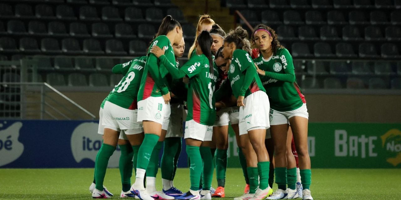 Jogadoras do Palmeiras comemoram gol na Arena Barueri
