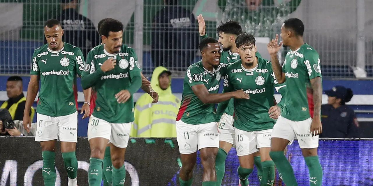 Jogadores do Palmeiras comemoram gol em Assunção