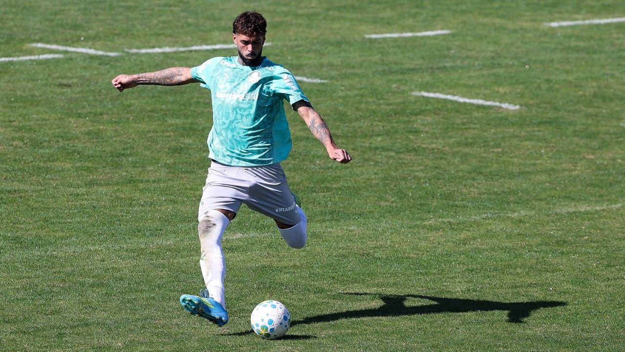 Alexander Barboza em ação na Academia de Futebol