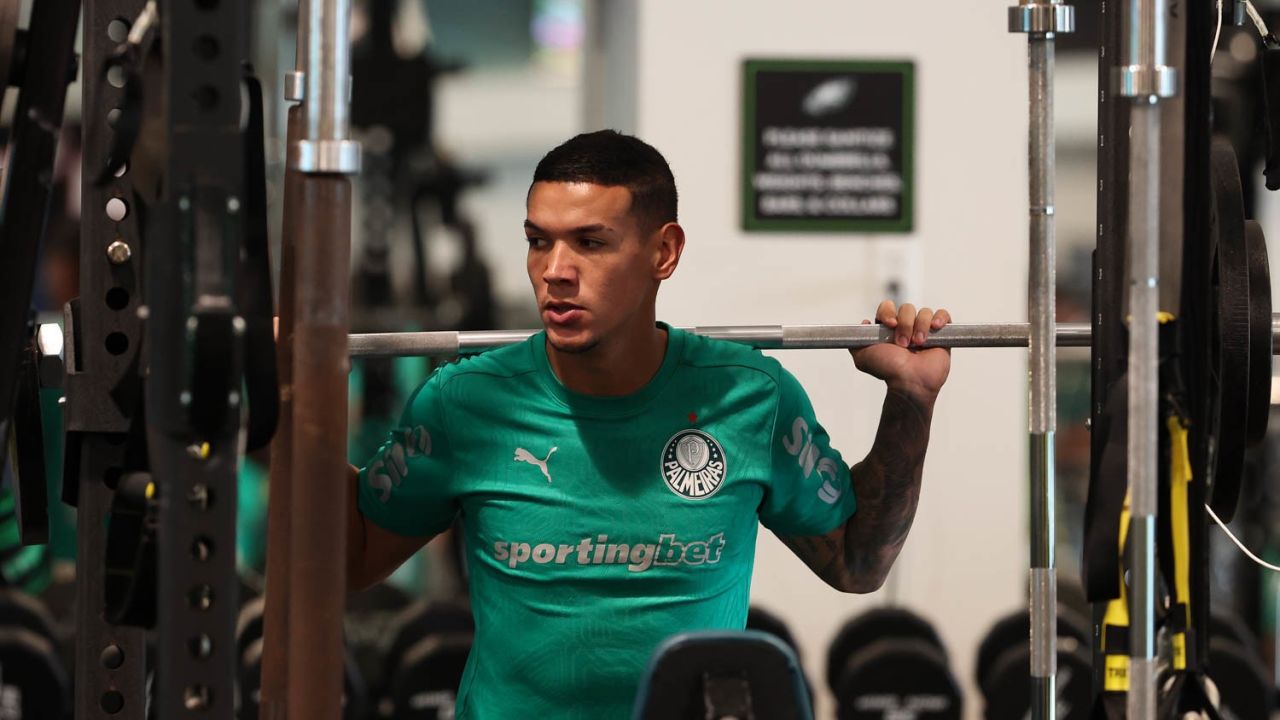 Naves durante treino pelo Palmeiras