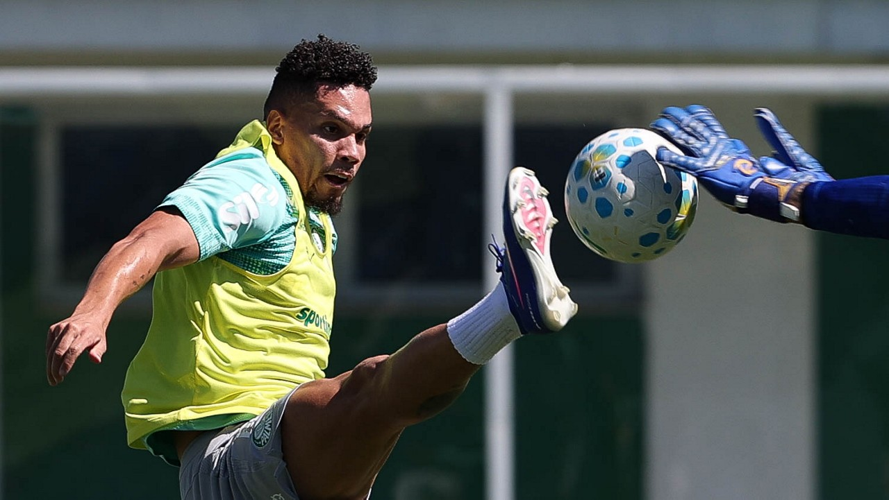 Paulinho durante treino do Palmeiras na Academia de Futebol