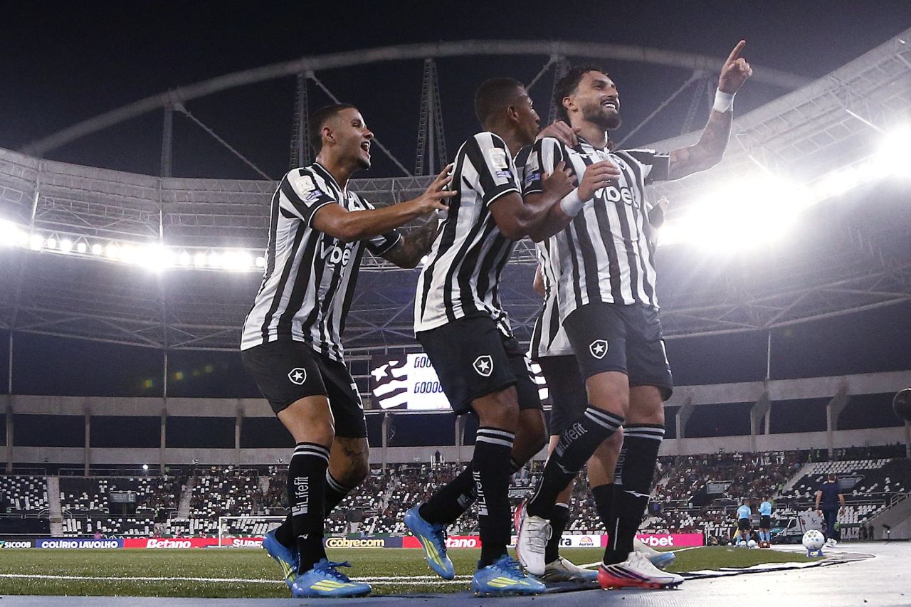 Botafogo recebe a Chapecoense no Nilton Santos
