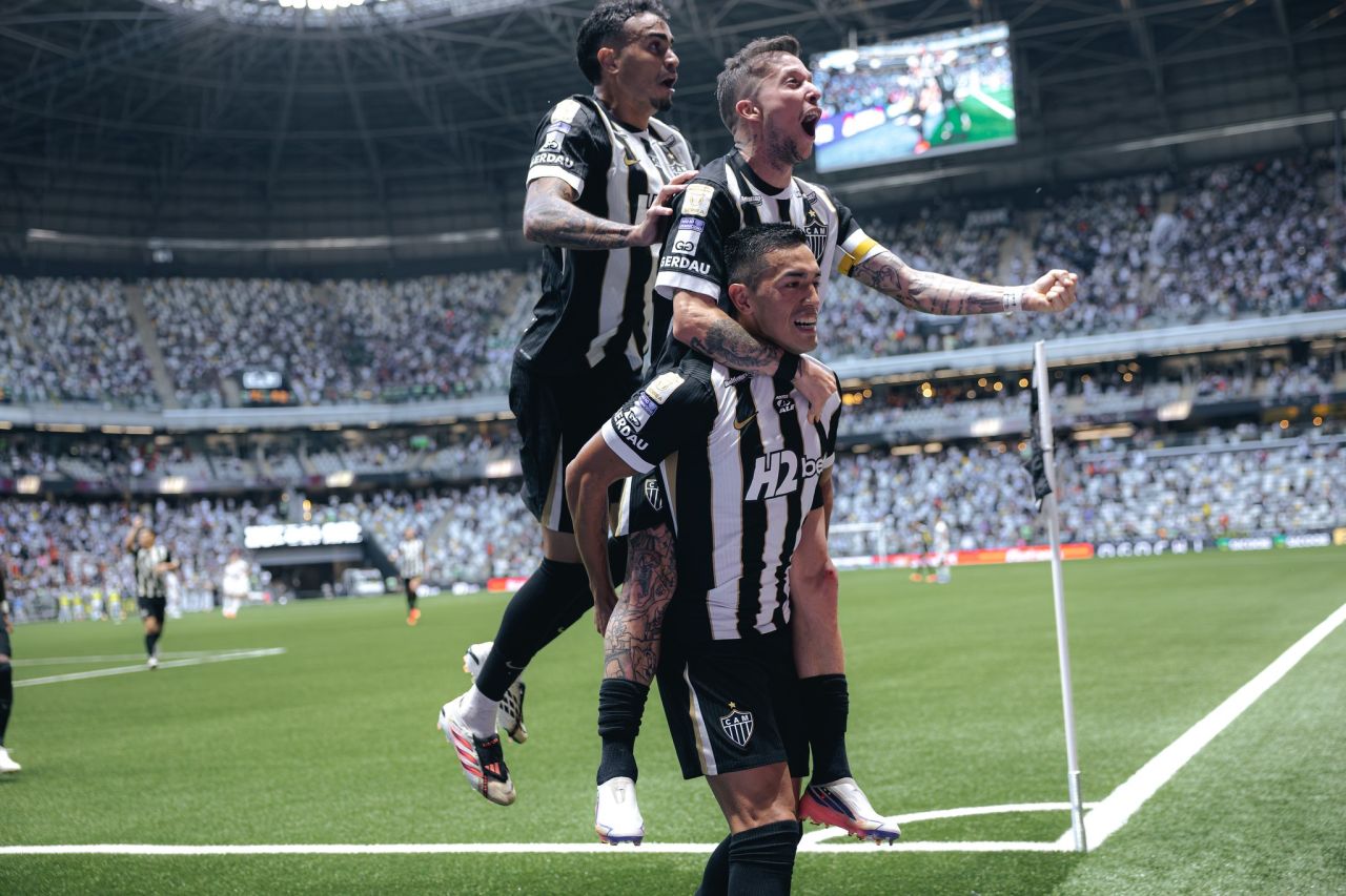 Jogadores em disputa de bola no Campeonato Brasileiro