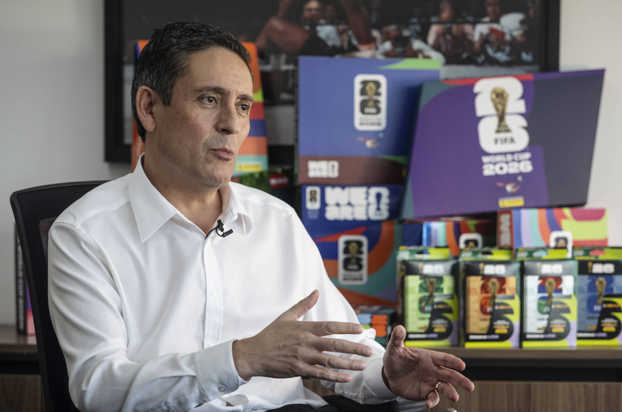 Linha de produção de figurinhas da Panini