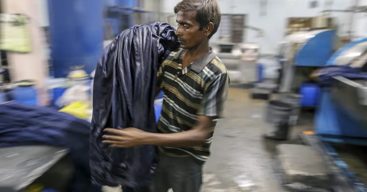Armazém com pilhas de roupas para reciclagem em Panipat