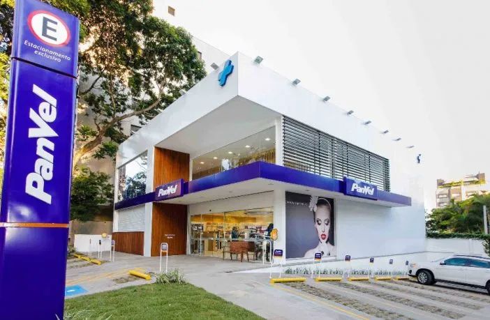 Fachada de loja Panvel com logotipo visível