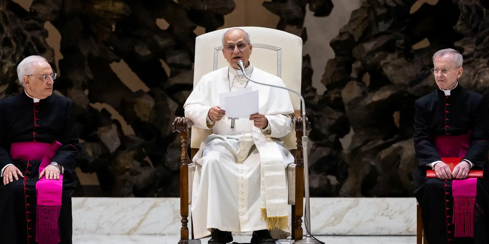 Papa Leão 14 falando na Praça de São Pedro durante Angelus