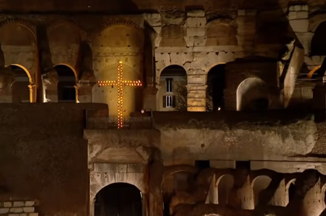 Papa Leão XIV realiza rito do lavapés com 12 padres