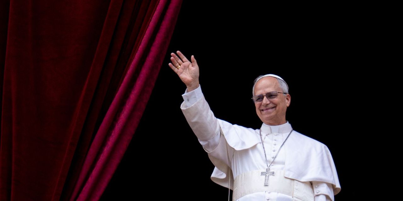 Papa Leão XIV enviando voto por correspondência