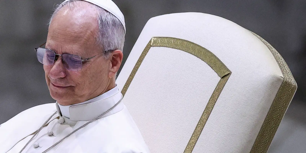 Papa Leão XIV durante embarque para viagem à África