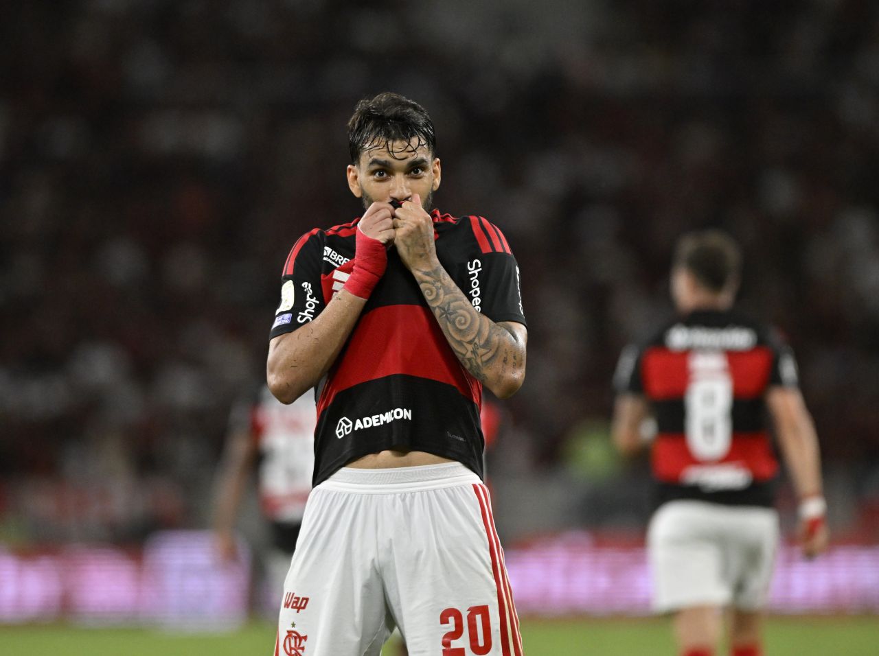 Lucas Paquetá comemora gol vestindo a camisa do Flamengo