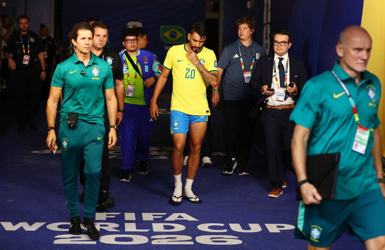 Lucas Paquetá deixando o campo mancando