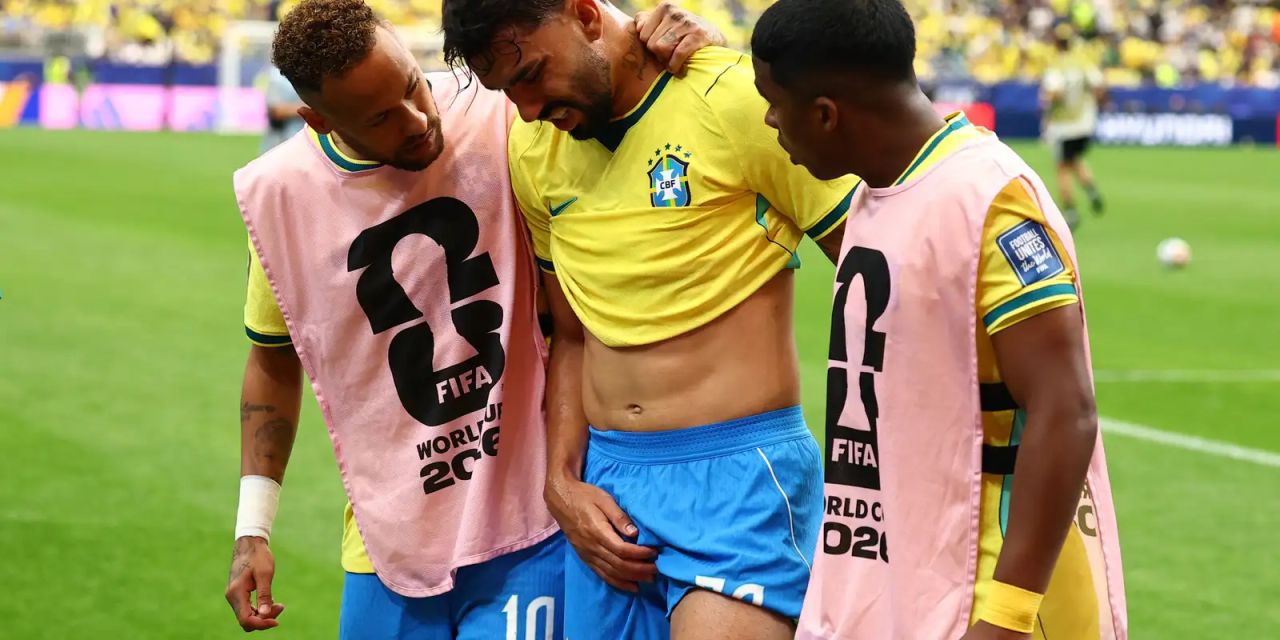 Lucas Paquetá deixando o gramado apoiado por colegas