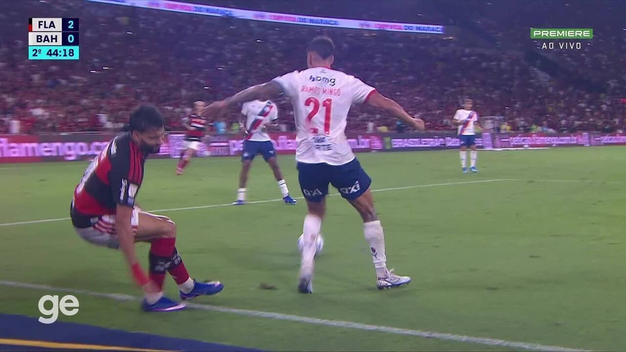 Paquetá segurando o joelho após dividida em Flamengo x Bahia