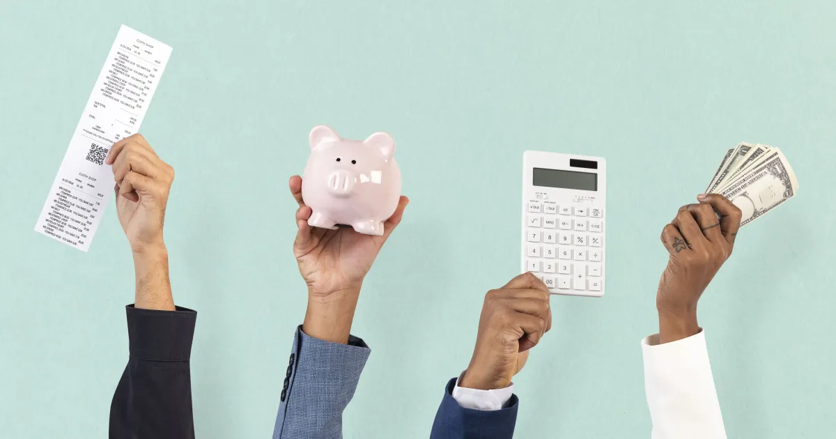 Formulário de declaração do Imposto de Renda em mesa de trabalho