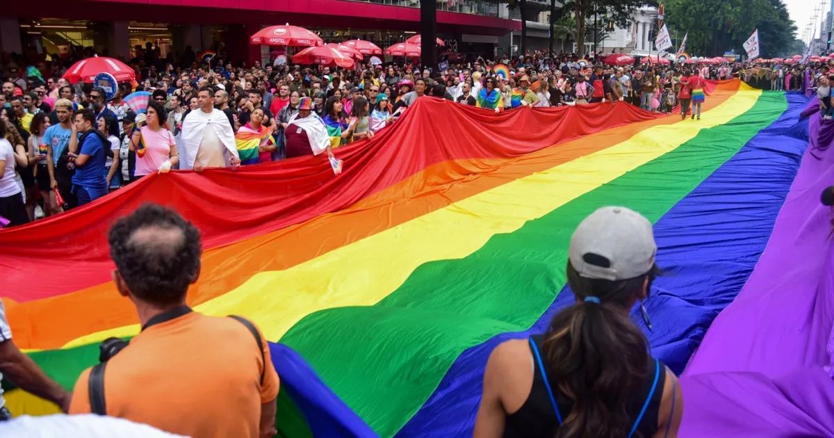 Multidão na Avenida Paulista na Parada do Orgulho LGBT+
