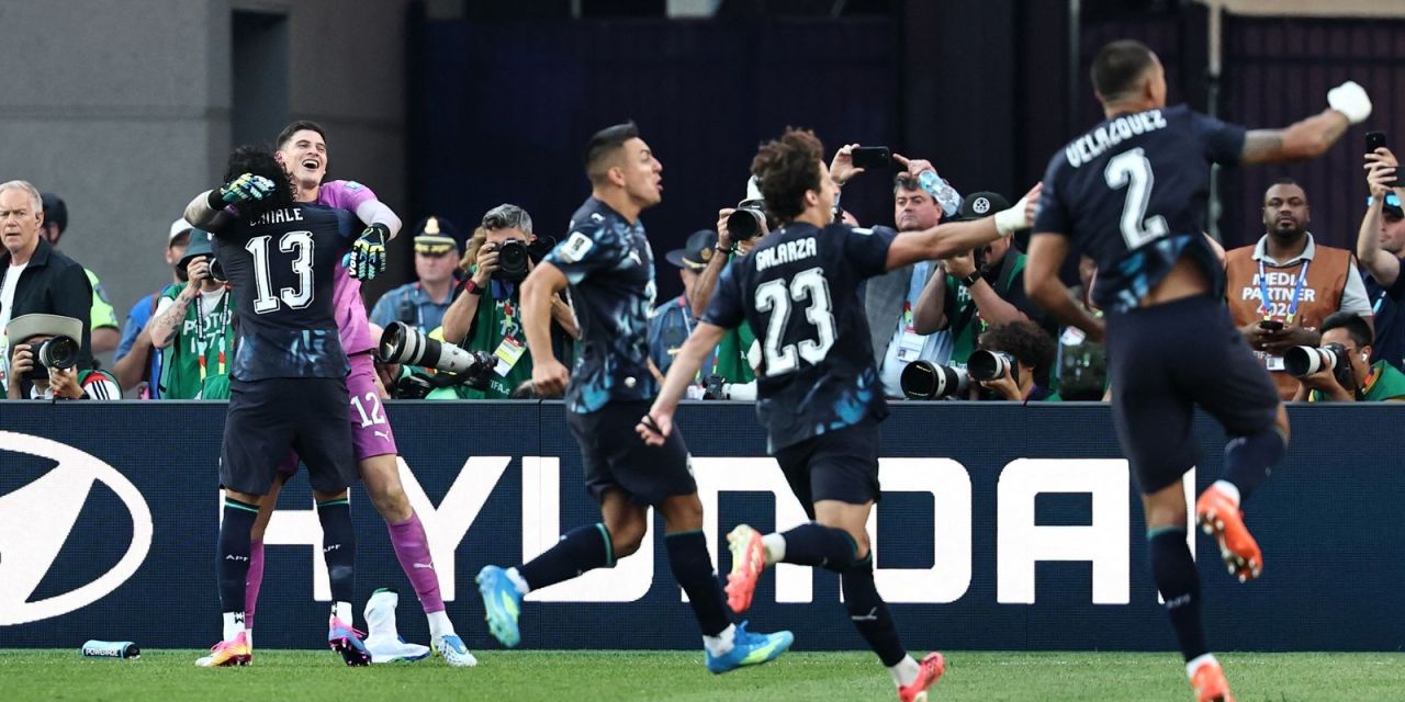 Jogadores do Paraguai comemoram classificação contra a Alemanha