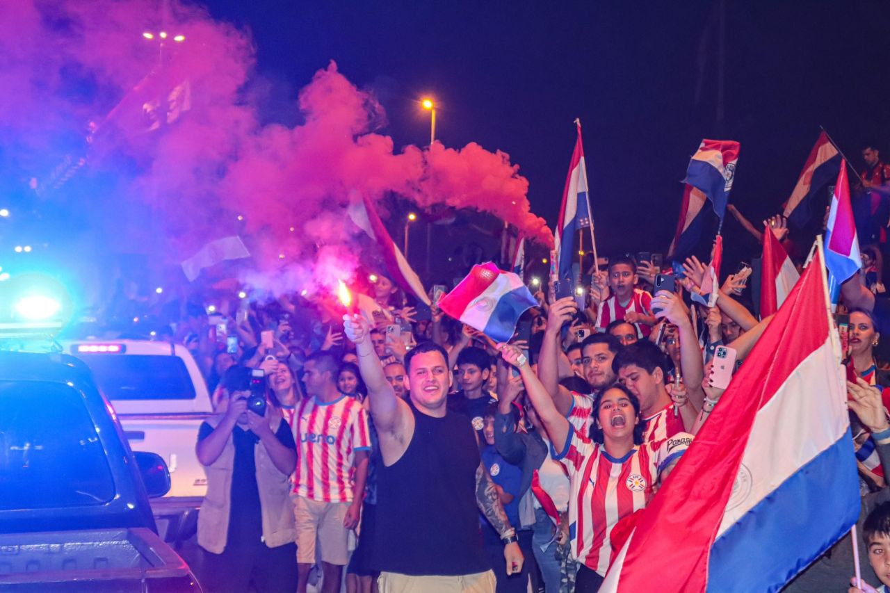 Torcedores acompanham embarque da seleção paraguaia em Assunção