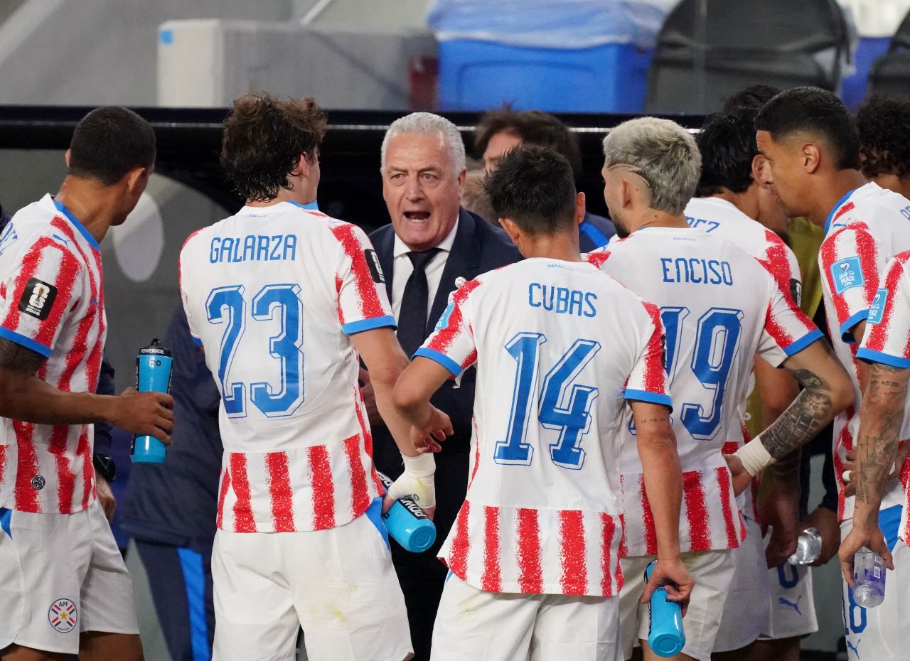 Gustavo Alfaro comandando treino da seleção paraguaia