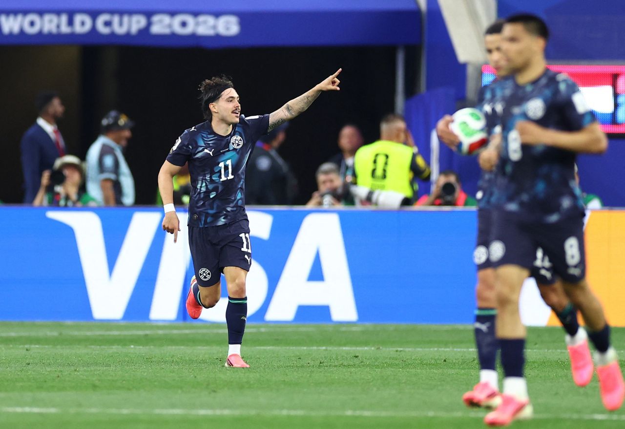 Maurício celebra gol do Paraguai durante partida contra os Estados Unidos