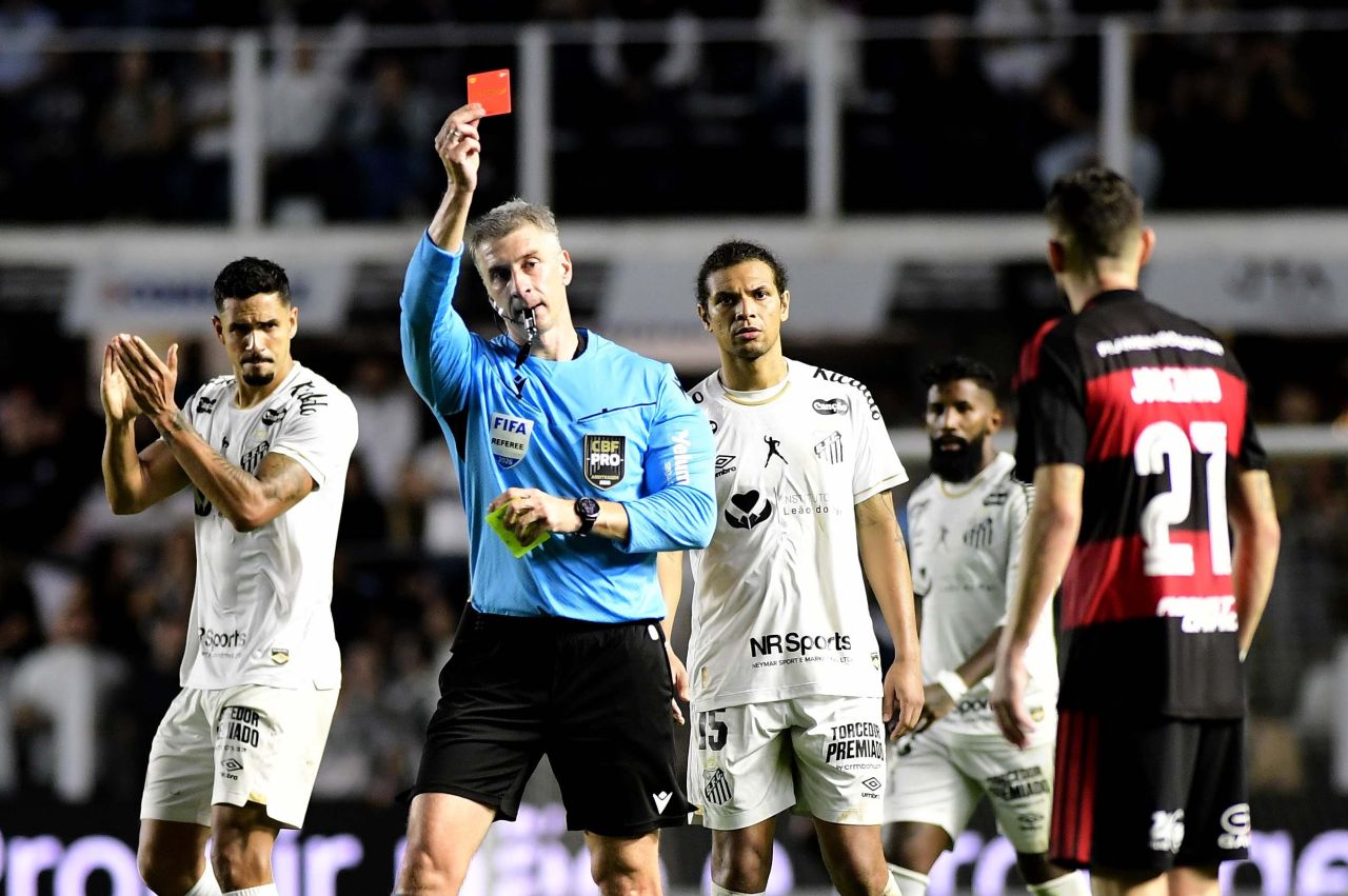 Árbitro Anderson Daronco revisando lance no monitor durante Santos x Flamengo