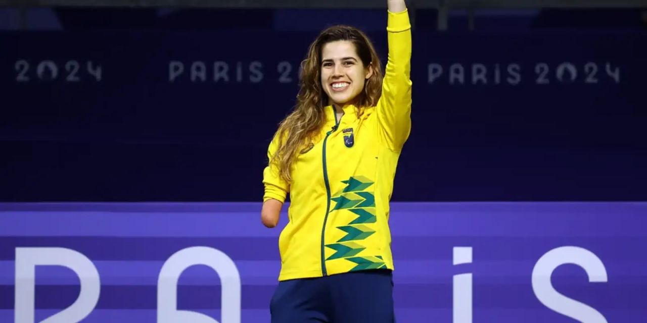 Ana Carolina Moura comemorando vitória