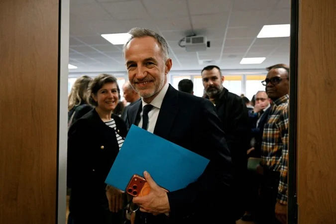 Sinalização de escola infantil com supervisores em recreio