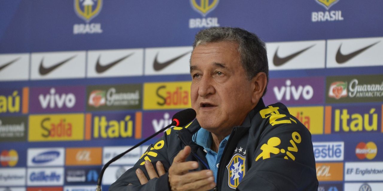 Carlos Alberto Parreira em ação no banco de reservas