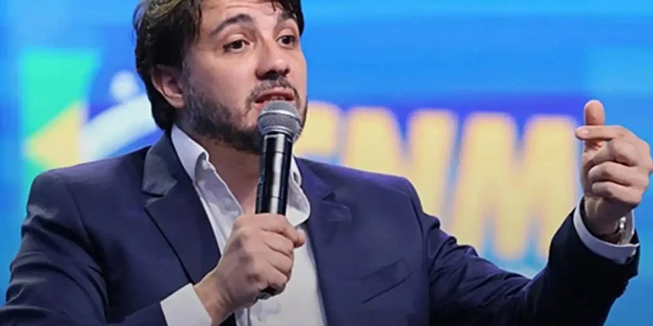 Renan Santos em convenção do Partido Missão