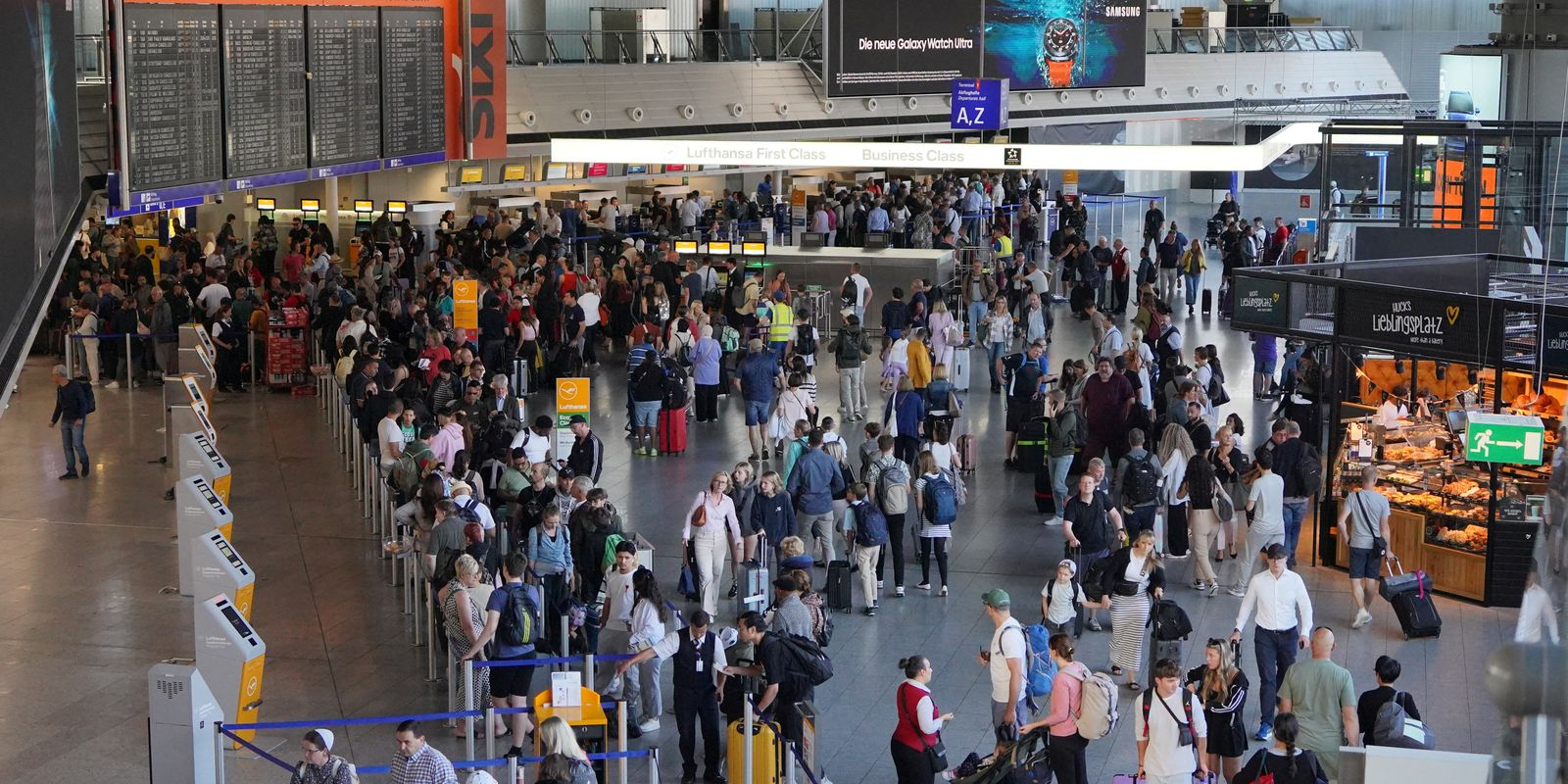 Passageiros em fila no controle de fronteira em aeroporto europeu