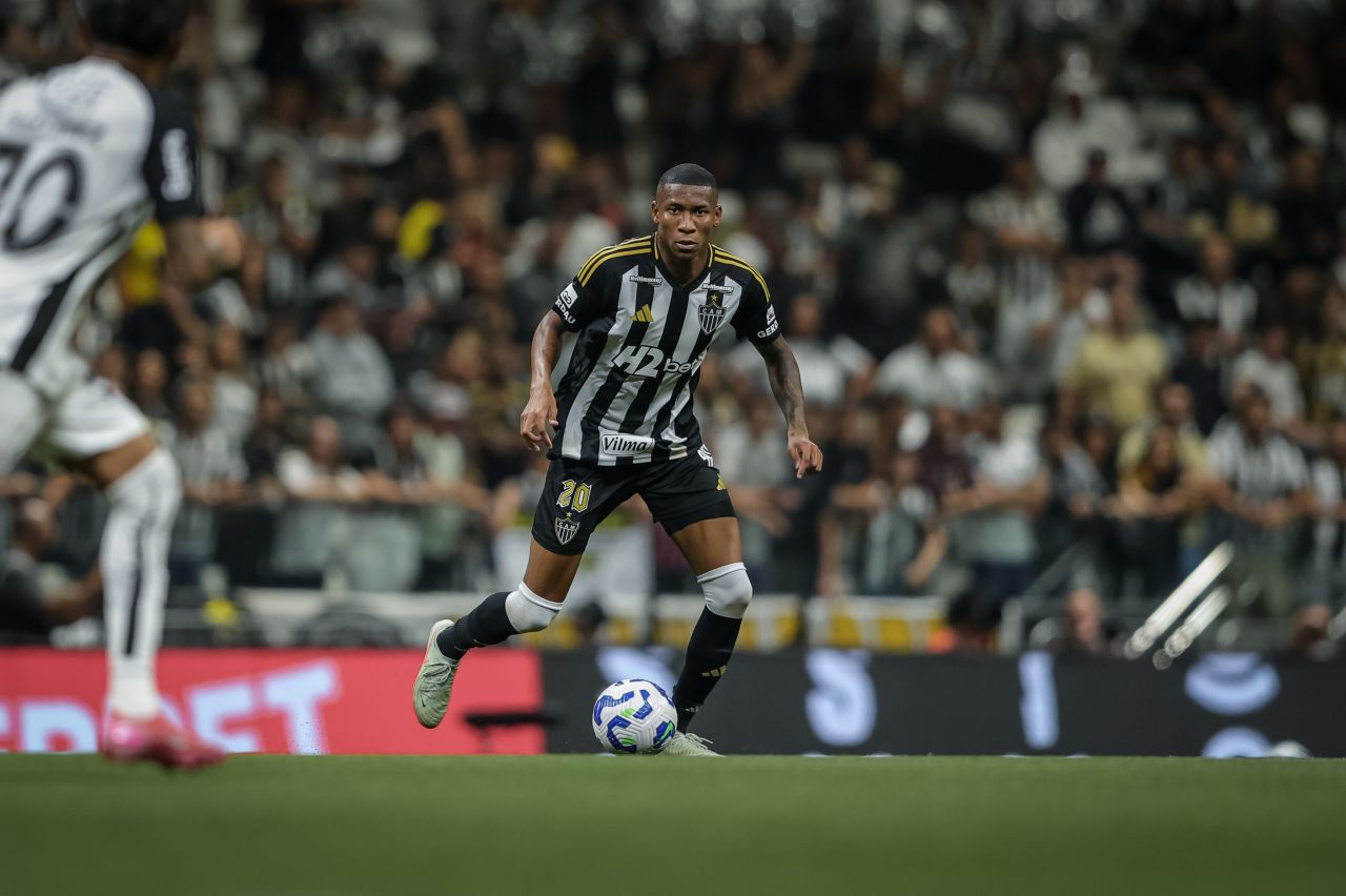 Volante Patrick em ação pelo Atlético-MG