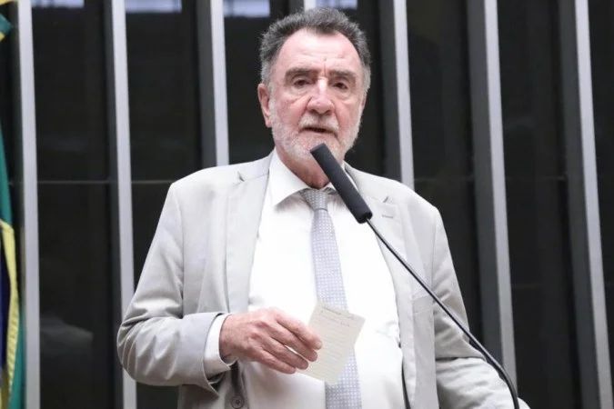 Patrus Ananias discursando em evento político