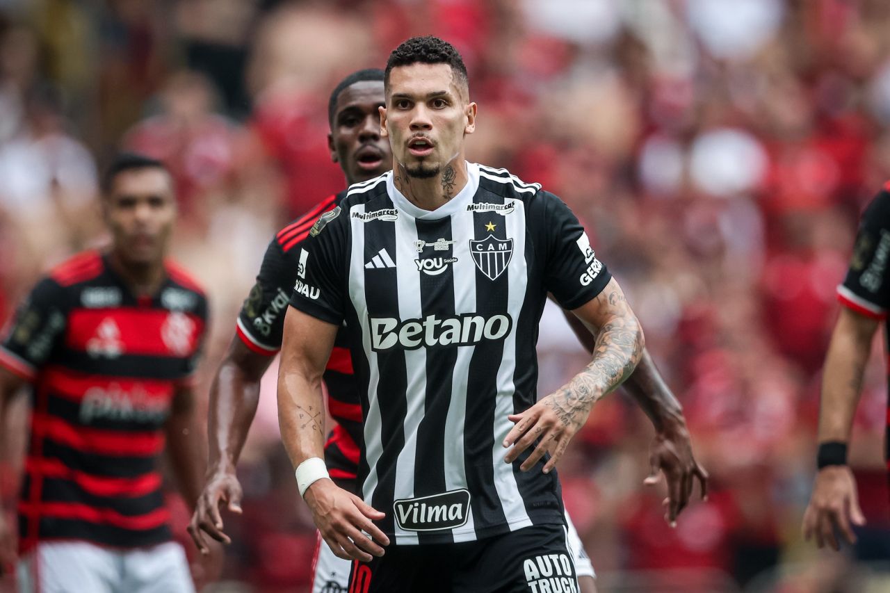 Paulinho em ação pelo Atlético-MG